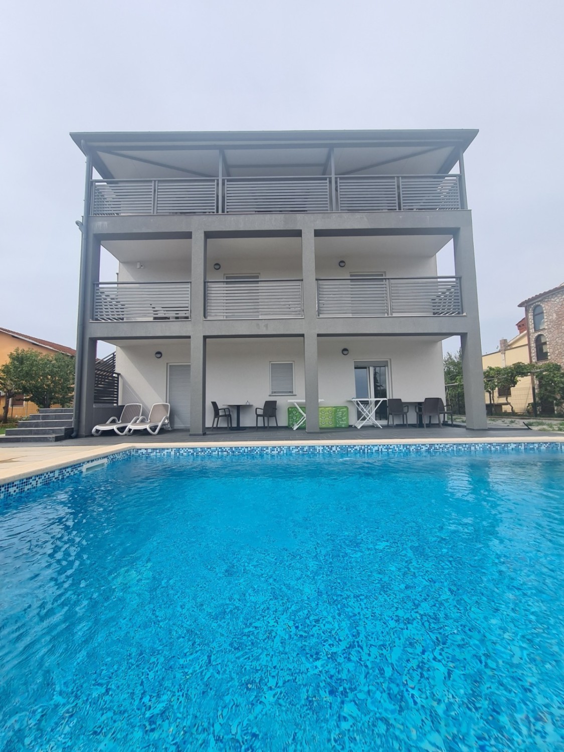 Pula! Kuća s 15 soba i s bazenom! Lokacija Veli vrh.